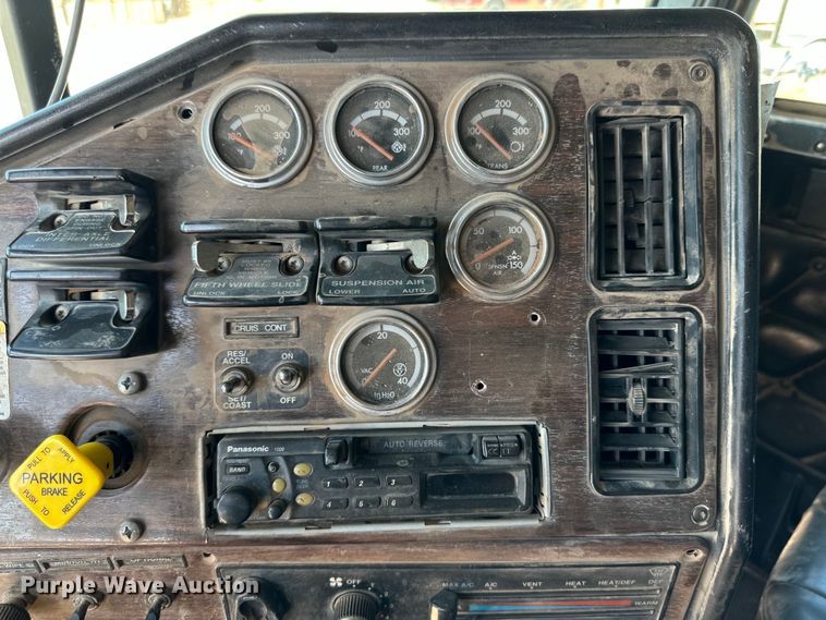 image for item DG4469 1999 Freightliner  FLD dump truck