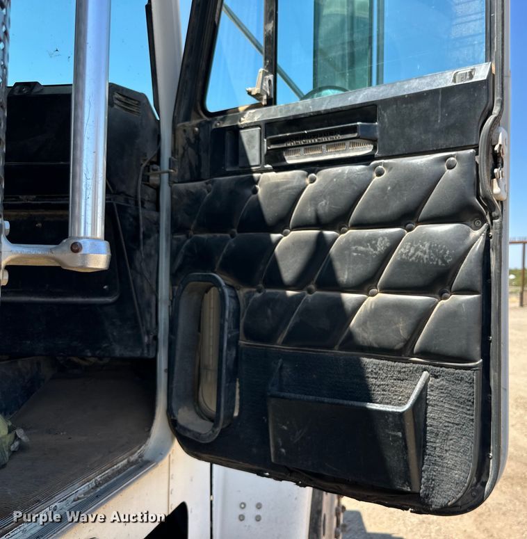 image for item DG4469 1999 Freightliner  FLD dump truck