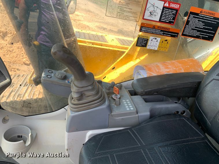 image for item DM1743 2015 John Deere 470G LC excavator