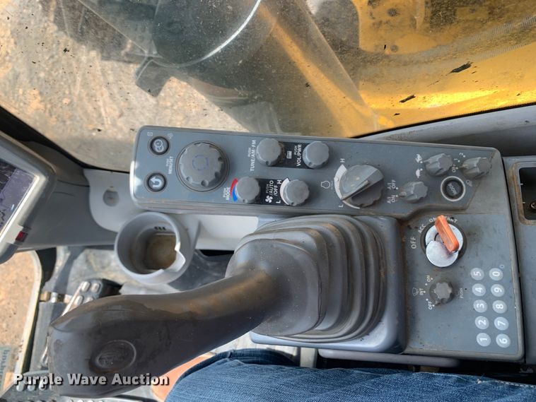 image for item DM1743 2015 John Deere 470G LC excavator