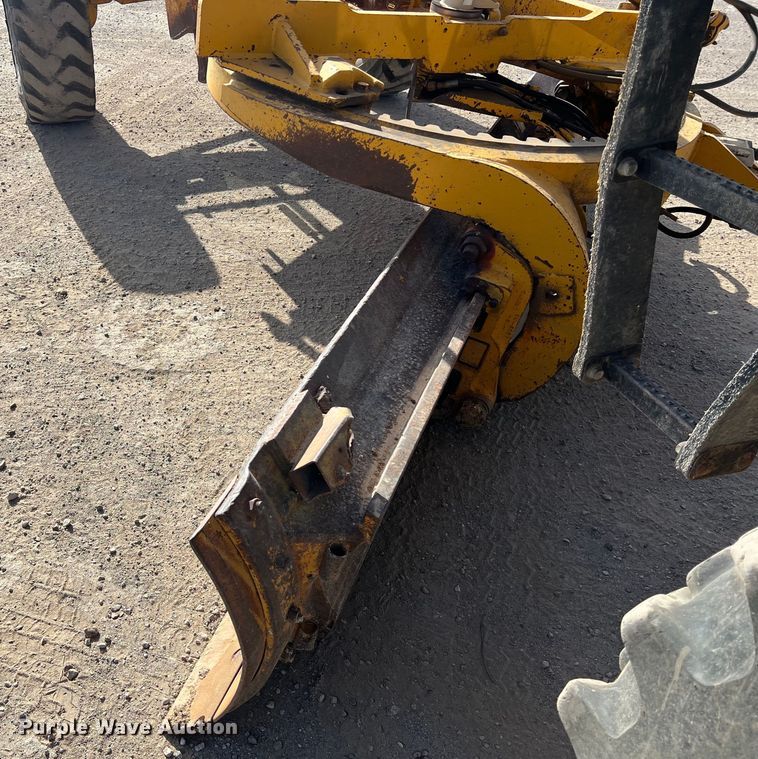 image for item DO2449 1983 Caterpillar 120G motor grader