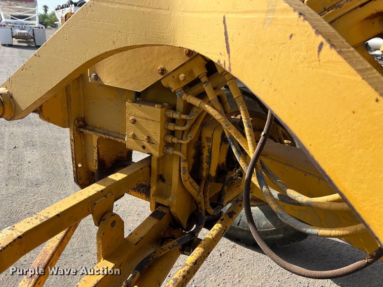 image for item DO2449 1983 Caterpillar 120G motor grader