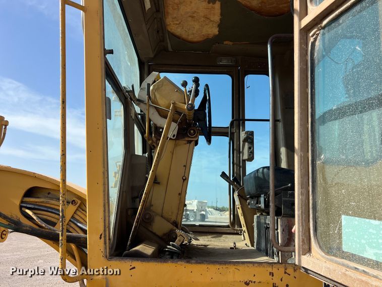 image for item DO2449 1983 Caterpillar 120G motor grader
