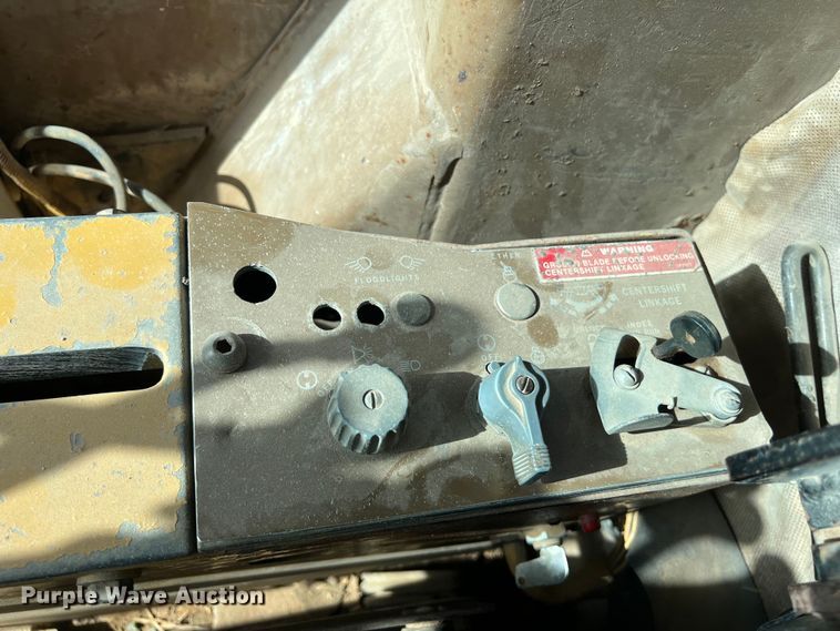 image for item DO2449 1983 Caterpillar 120G motor grader