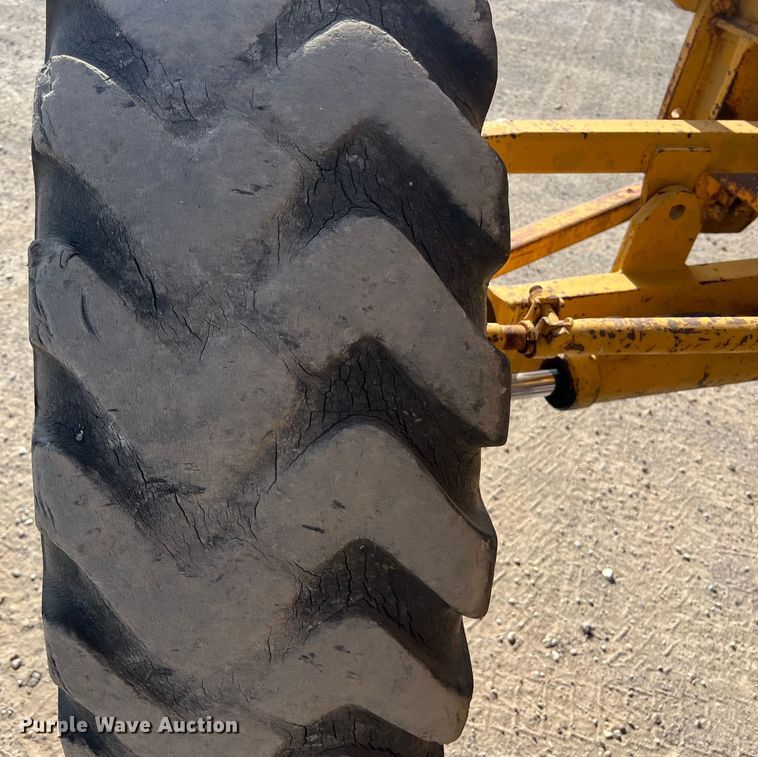 image for item DO2449 1983 Caterpillar 120G motor grader