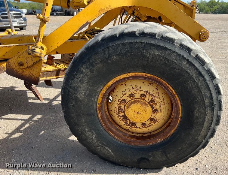 image for item DO2449 1983 Caterpillar 120G motor grader