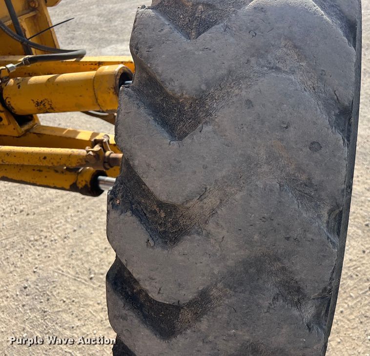 image for item DO2449 1983 Caterpillar 120G motor grader