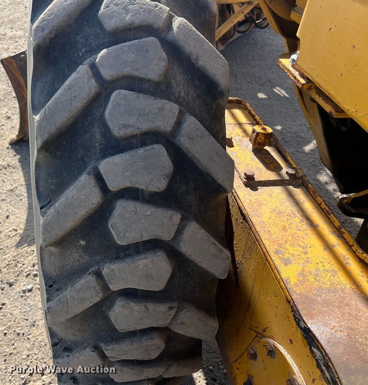 image for item DO2449 1983 Caterpillar 120G motor grader