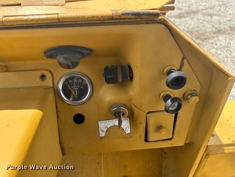 image for item DP8408 1982 Komatsu D31P-17 dozer