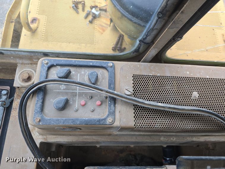 image for item DQ4527 1990 Caterpillar 953 loader