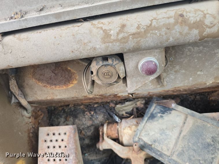 image for item DQ4527 1990 Caterpillar 953 loader