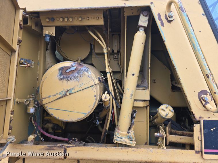 image for item DQ4527 1990 Caterpillar 953 loader