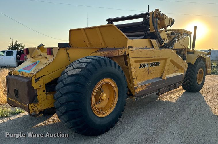 image for item DQ6946 1984 John Deere 762A elevating scraper