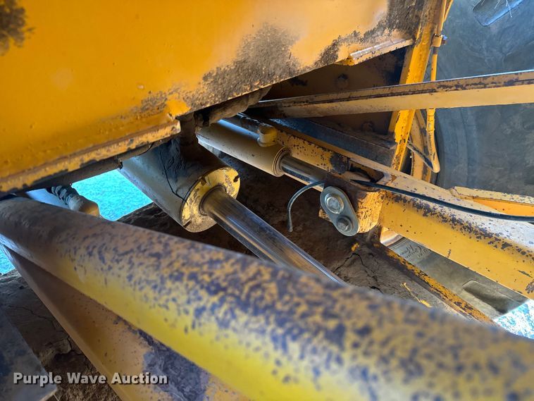 image for item DQ6946 1984 John Deere 762A elevating scraper