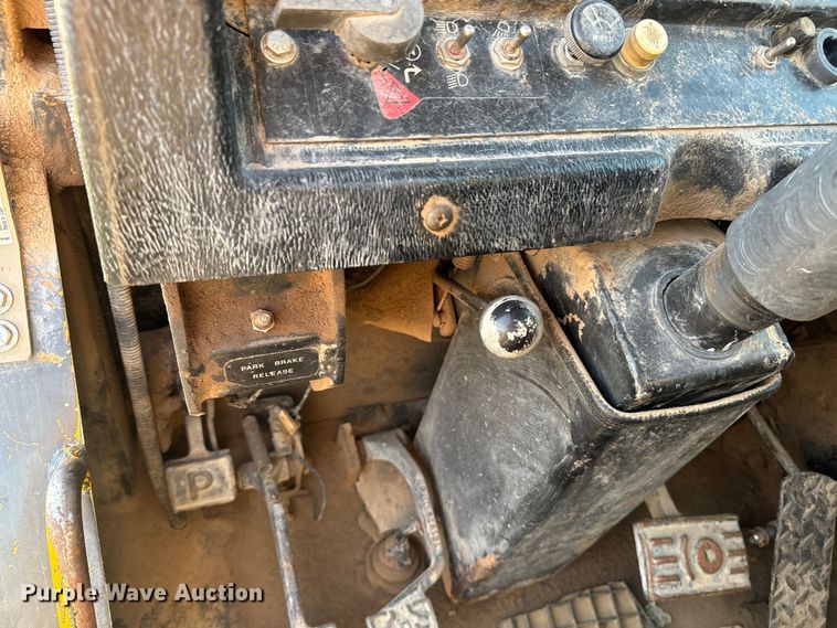 image for item DQ6946 1984 John Deere 762A elevating scraper