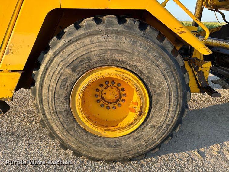 image for item DQ6946 1984 John Deere 762A elevating scraper