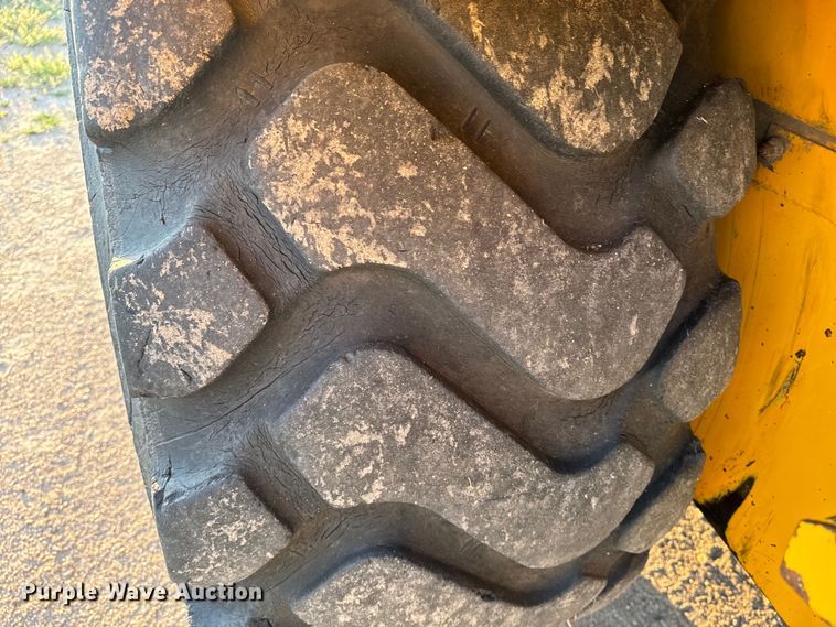 image for item DQ6946 1984 John Deere 762A elevating scraper