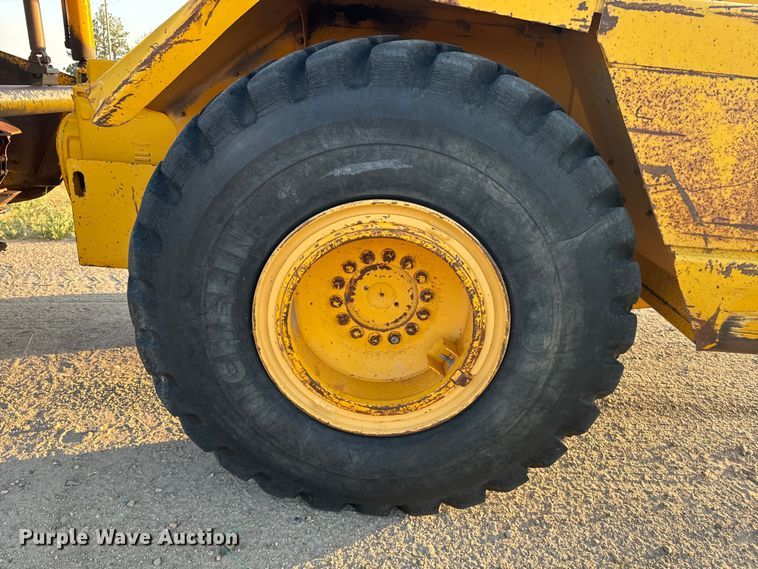 image for item DQ6946 1984 John Deere 762A elevating scraper