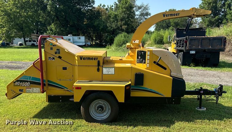 image for item DQ6958 2006 Vermeer BC1500 wood chipper