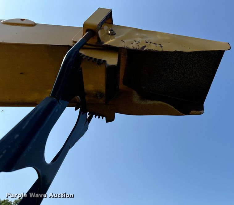 image for item DQ6958 2006 Vermeer BC1500 wood chipper