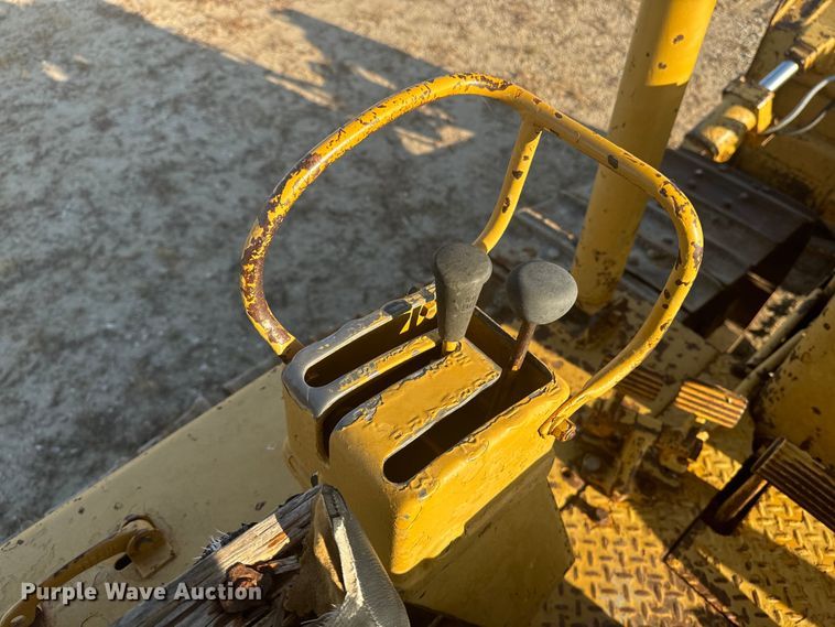 image for item DQ6960 1967 Caterpillar D6C dozer