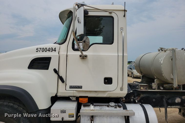 image for item DR4391 2004 Mack CV513 ready mix truck