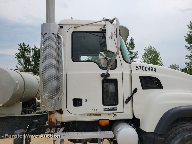 image for item DR4391 2004 Mack CV513 ready mix truck