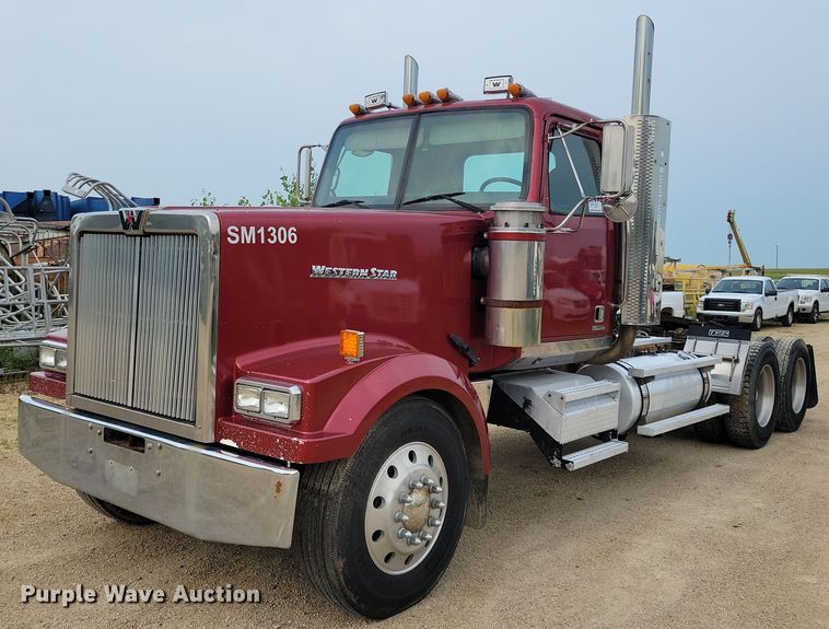 image for item DR4394 2013 Western Star 4900EX semi truck