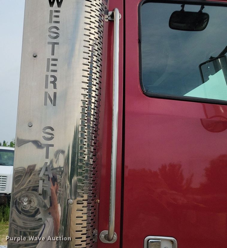 image for item DR4394 2013 Western Star 4900EX semi truck