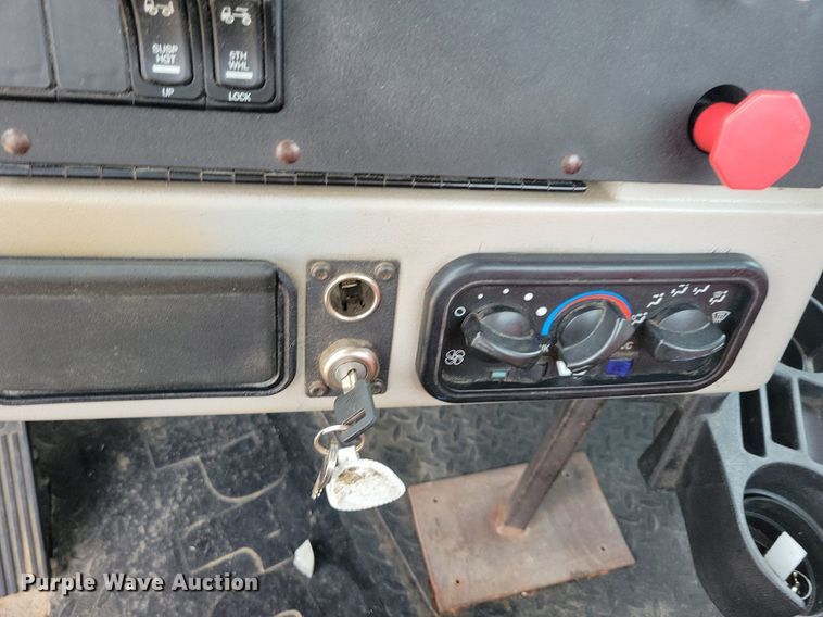 image for item DR4394 2013 Western Star 4900EX semi truck