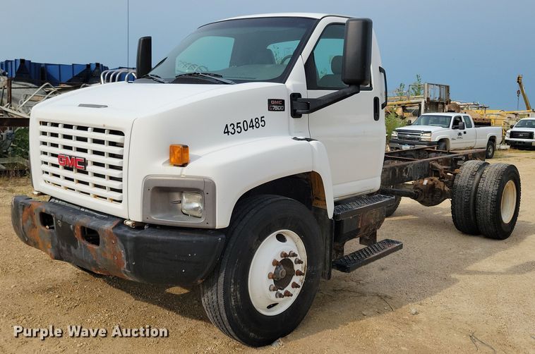 image for item DR4399 2004 GMC  C7500 truck cab and chassis