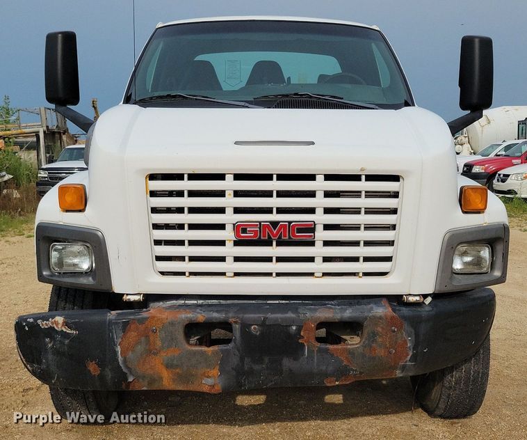 image for item DR4399 2004 GMC  C7500 truck cab and chassis