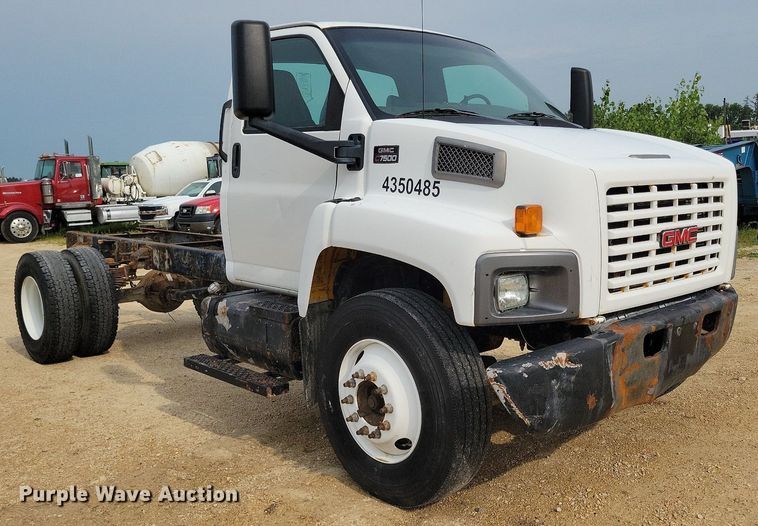 image for item DR4399 2004 GMC  C7500 truck cab and chassis