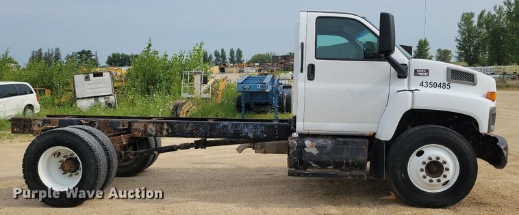 image for item DR4399 2004 GMC  C7500 truck cab and chassis