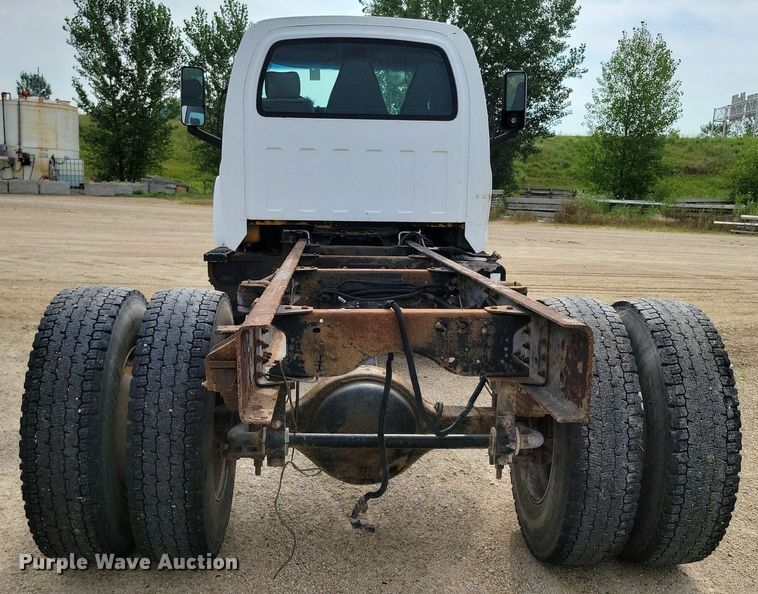 image for item DR4399 2004 GMC  C7500 truck cab and chassis