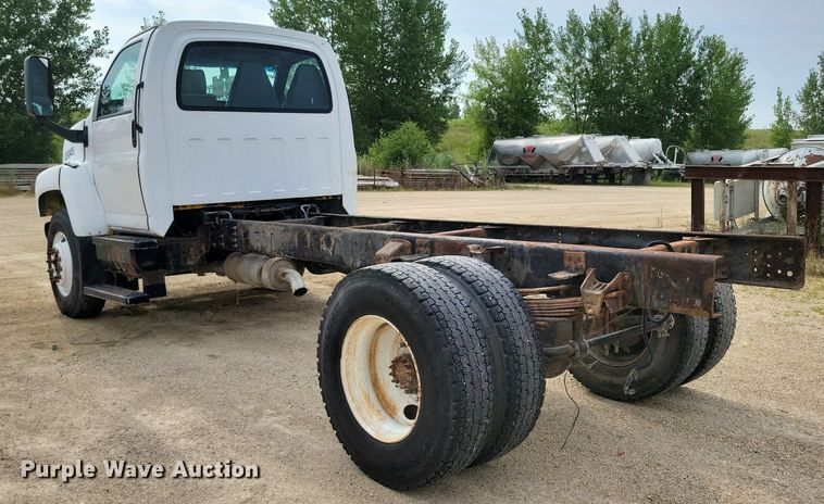 image for item DR4399 2004 GMC  C7500 truck cab and chassis