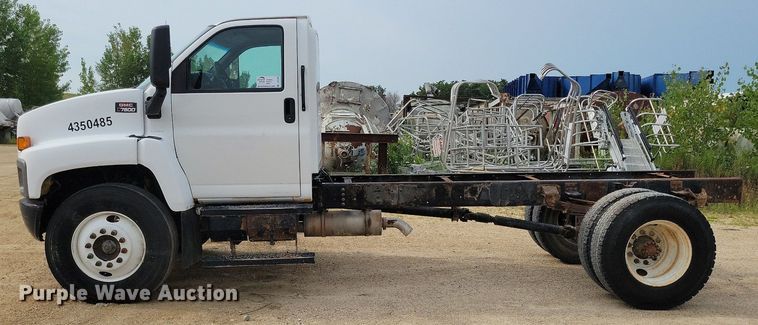 image for item DR4399 2004 GMC  C7500 truck cab and chassis
