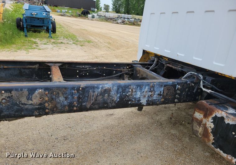 image for item DR4399 2004 GMC  C7500 truck cab and chassis