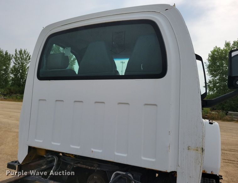 image for item DR4399 2004 GMC  C7500 truck cab and chassis