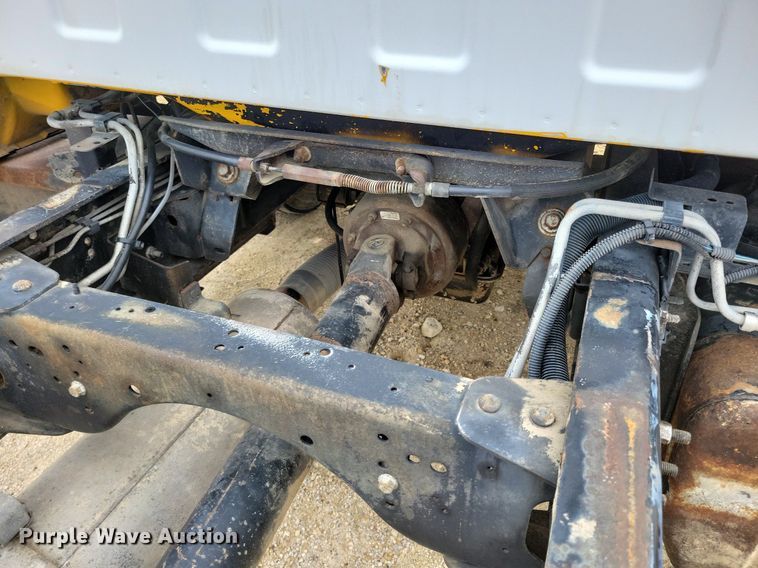 image for item DR4399 2004 GMC  C7500 truck cab and chassis