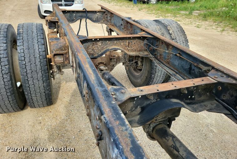 image for item DR4399 2004 GMC  C7500 truck cab and chassis