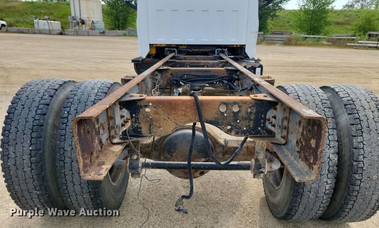 image for item DR4399 2004 GMC  C7500 truck cab and chassis
