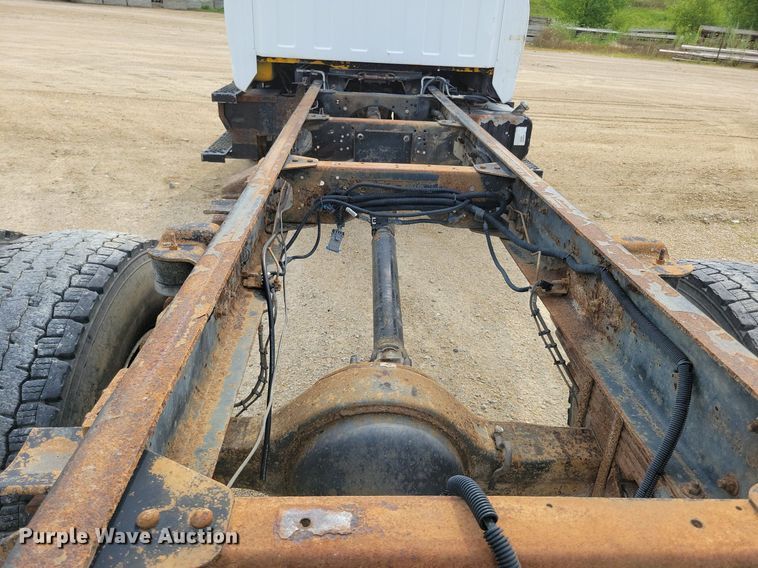 image for item DR4399 2004 GMC  C7500 truck cab and chassis