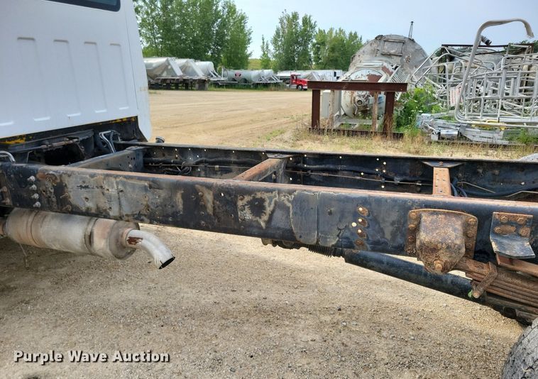 image for item DR4399 2004 GMC  C7500 truck cab and chassis