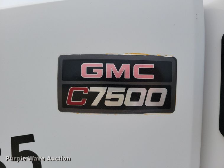 image for item DR4399 2004 GMC  C7500 truck cab and chassis