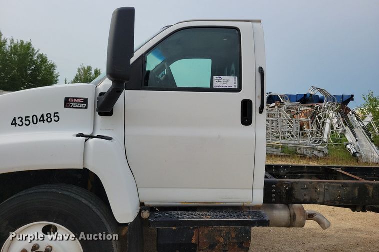 image for item DR4399 2004 GMC  C7500 truck cab and chassis