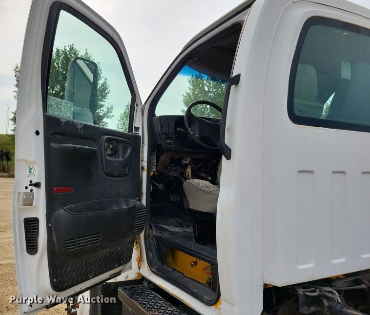 image for item DR4399 2004 GMC  C7500 truck cab and chassis