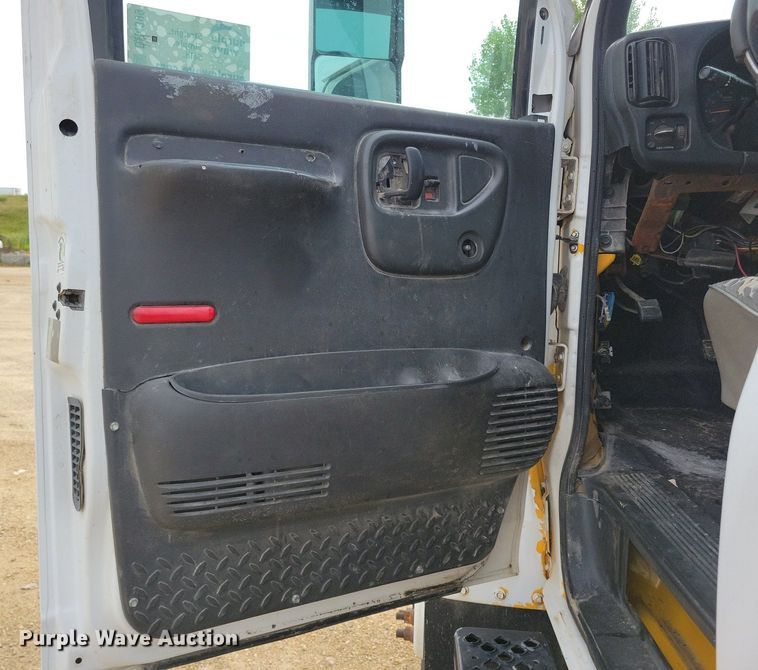 image for item DR4399 2004 GMC  C7500 truck cab and chassis