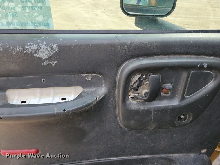 image for item DR4399 2004 GMC  C7500 truck cab and chassis