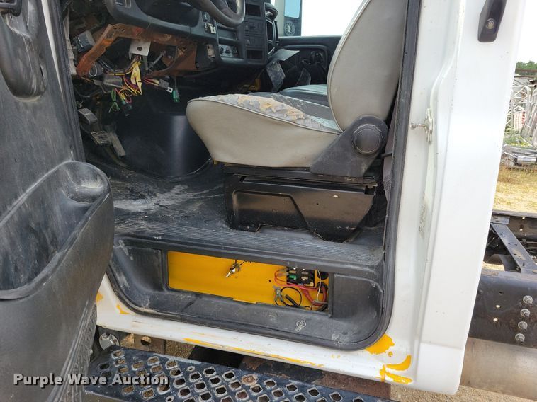 image for item DR4399 2004 GMC  C7500 truck cab and chassis